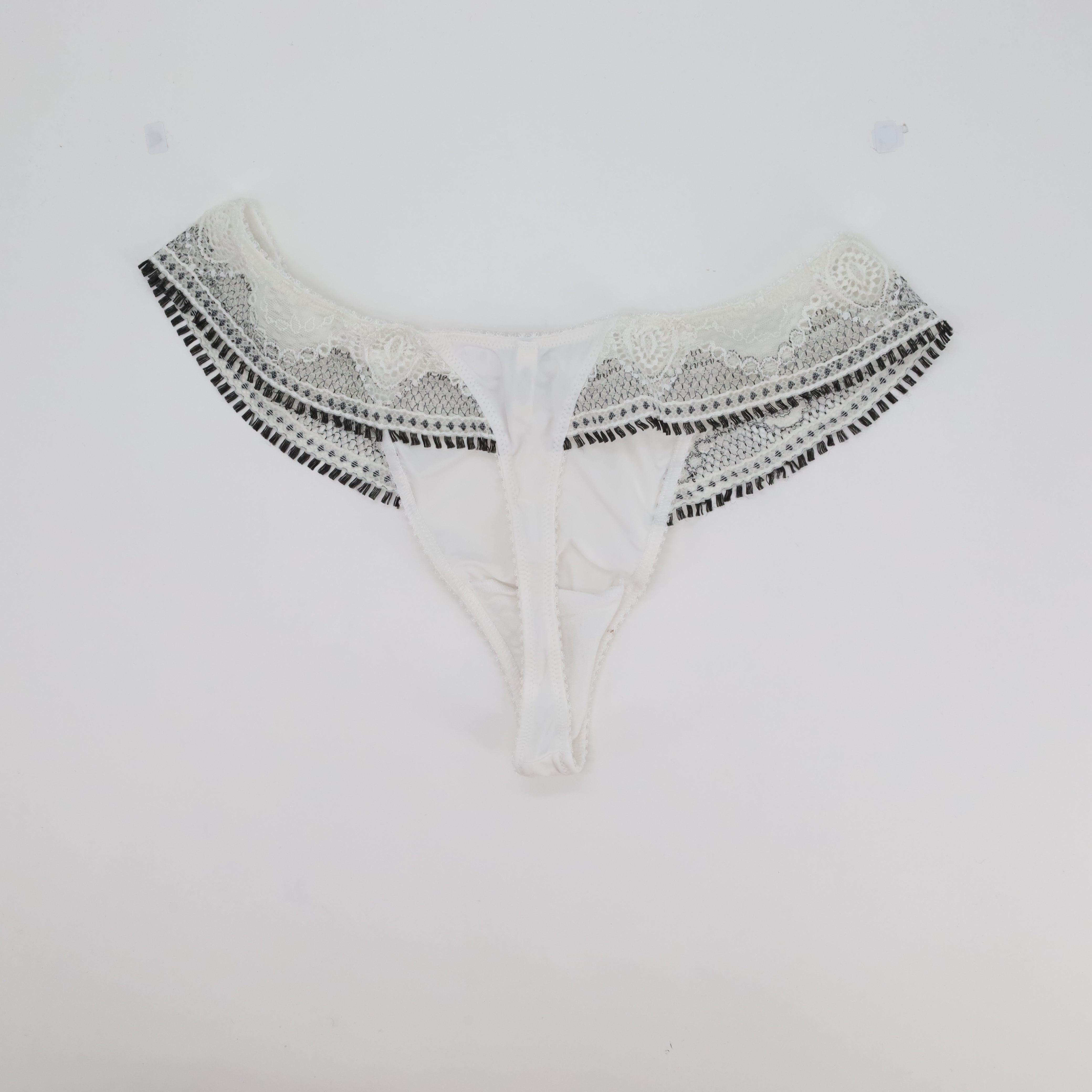String RougeGorge Blanc